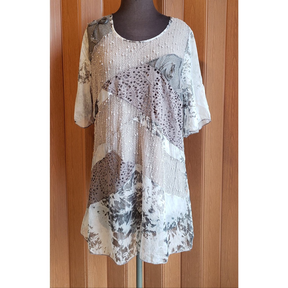 JV Collection Boutique style NWT size medium gray/silver blouse